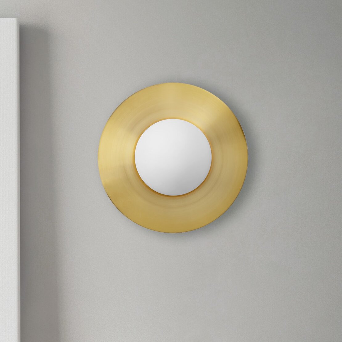 Hut Wandlampe - Glaswandleuchte milchweiß geblasen auf Sockel aus gebürstetem Messing - Sforzin illuminazione