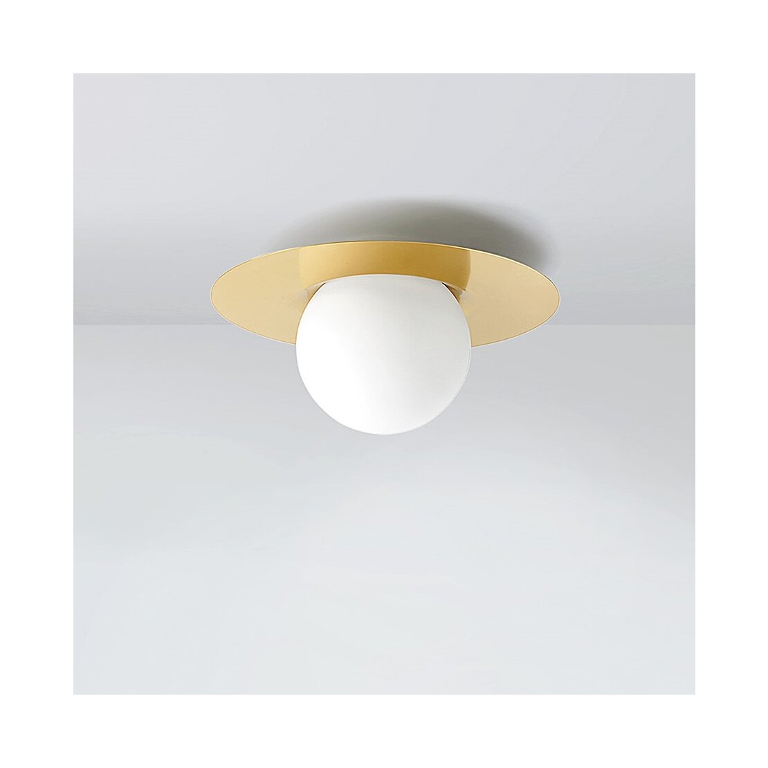 Plafoniera Hat - Plafoniera in vetro soffiato bianco latte su base in ottone spazzolato - Sforzin illuminazione