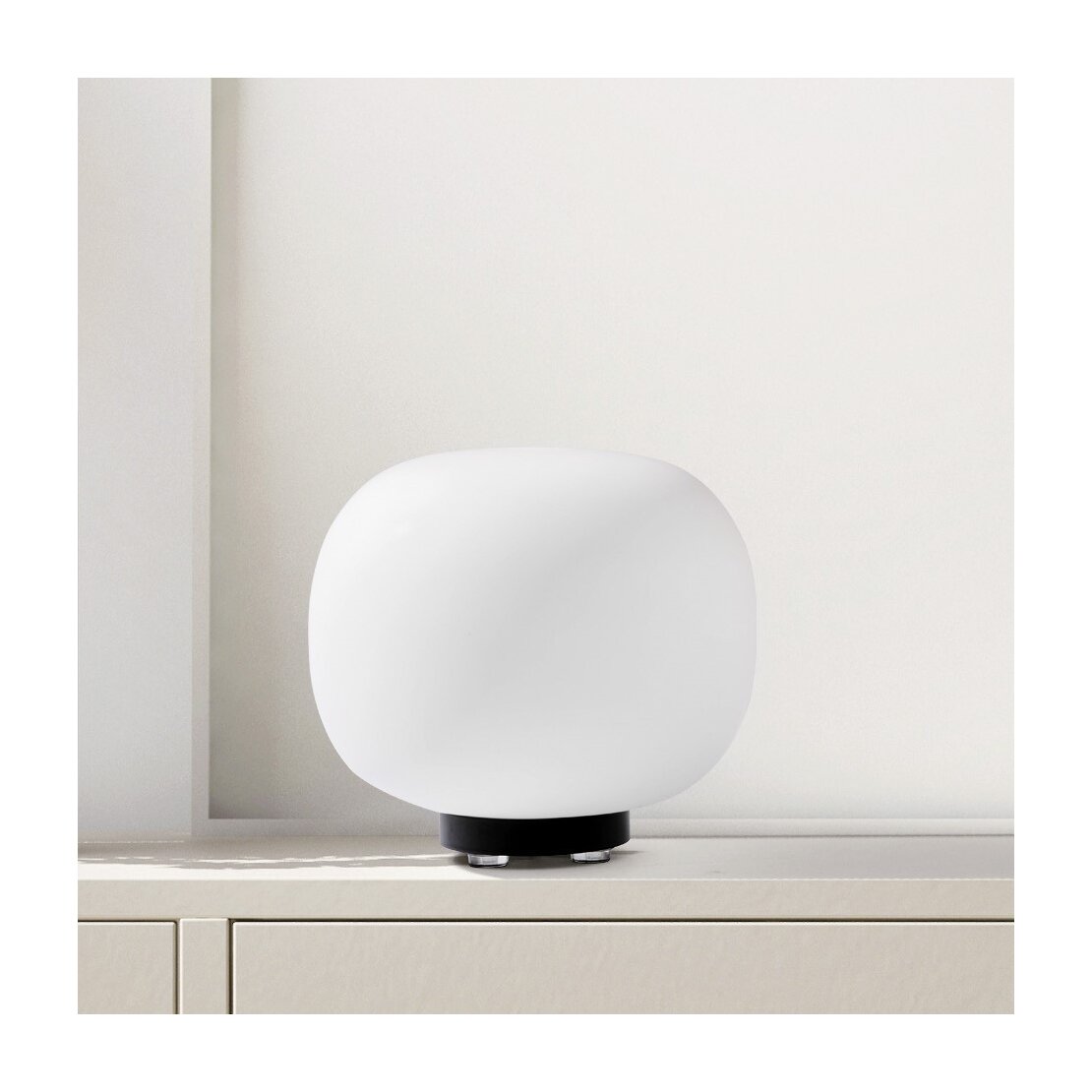 Lampada da tavolo Bombo - Lampada da tavoli in vetro soffiato bianco latte su base nero verniciata - Sforzin illuminazione