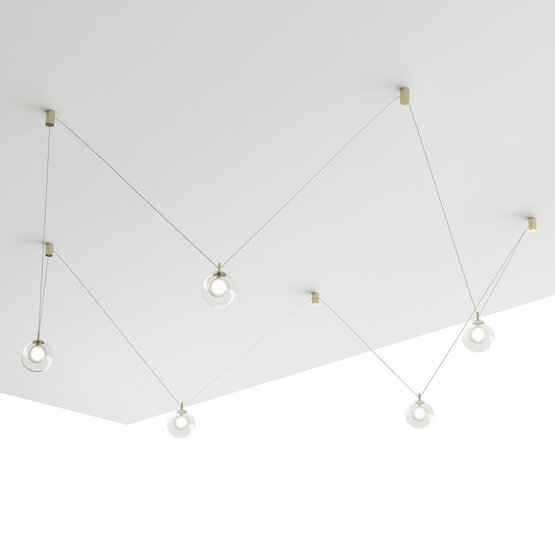 Sospensione Aladino - Sospensione configurabile a 5 luci in vetro trasparente e satinato con elementi in oro spazzolato Sospensione a 5 luci in vetro borosilicato trasparente esterno
e satinato interno, diametro 15 cm, lunghezza cavo cm 200.
Il sistema, composto da parti metalliche in oro spazzolato,
ha la possibilità di prendere l’alimentazione in qualsiasi rosone e,
attraverso le connessioni, portare illuminazione in ogni punto luce.