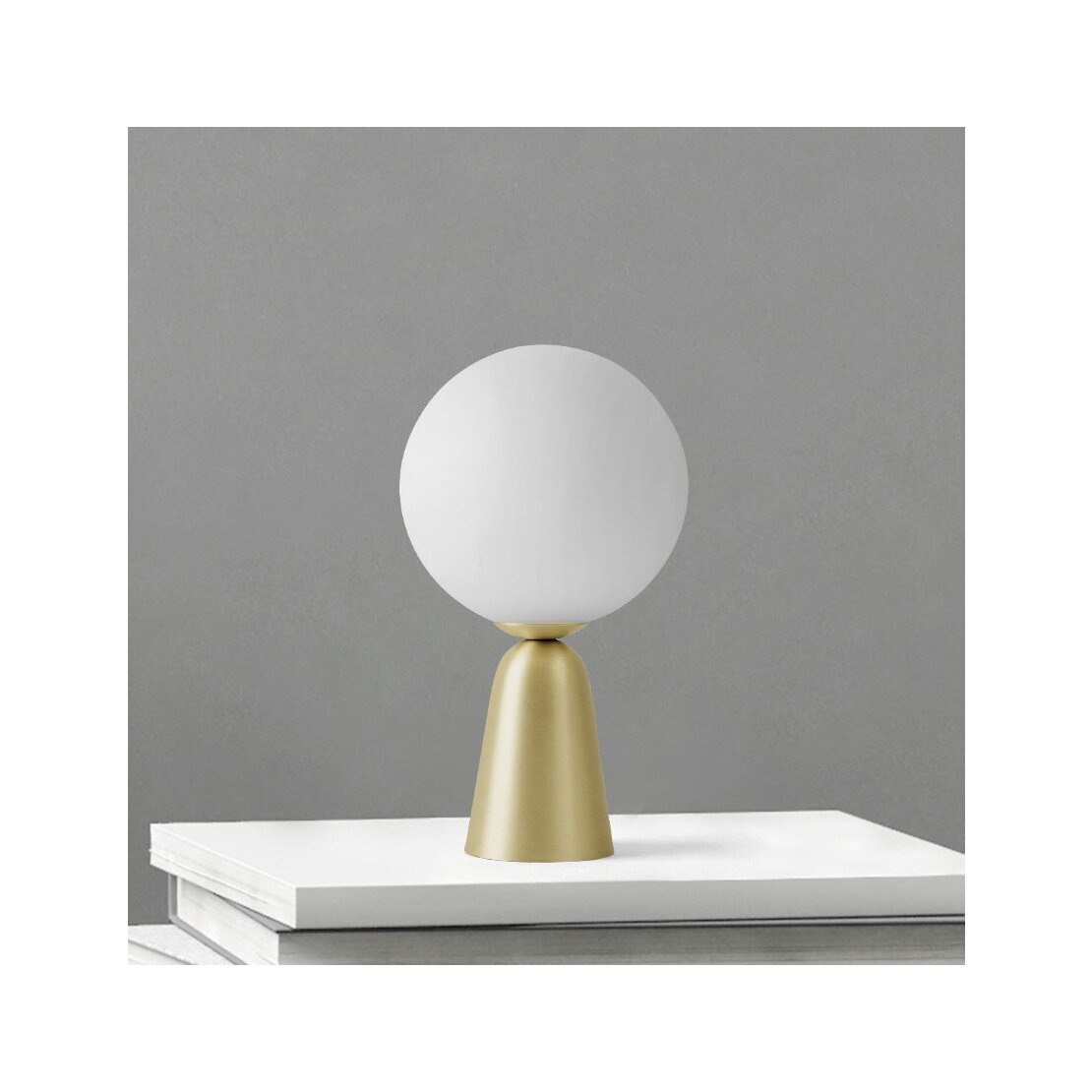 Lampada da tavolo Lunar - Lampada da tavolo in vetro bianco latte su piedistallo in ottone spazzolato - Sforzin illuminazione