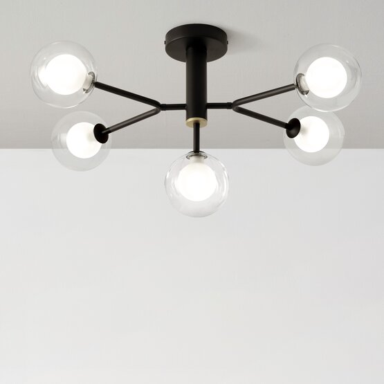 Plafoniera Cosmo - Plafoniera a 5 luci in vetro trasparente, struttura in metallo nero Lampada da soffitto a 5 luci in vetro
borosilicato trasparente esterno e satinato
interno, diametro 12 cm.
Montatura in metallo verniciato nero
con particolare in oro spazzolato.