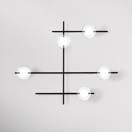 Mikado Cosmo Wand- oder Deckenleuchte - 5-flammige Wand- oder Deckenleuchte aus transparentem und satiniertem Borosilikatglas mit lackierter Metallstruktur und drehbarem Arm 5 Lichter. Wand- oder Deckenleuchte mit schwarzem Soft-Touch-pulverbeschichtetem Metallrahmen. Diffusor aus transparentem Borosilikatglas außen und satiniertem Inneren, Durchmesser 12 cm. Die Drehung des Sekundärarms ermöglicht die Auswahl der bevorzugten Position.