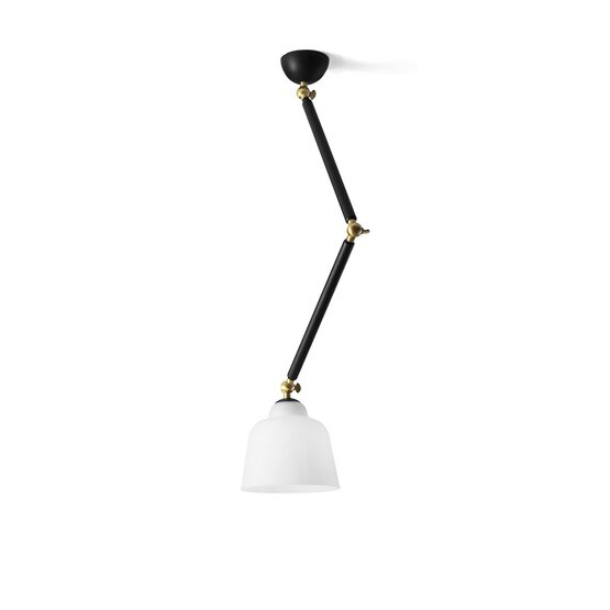 Plafoniera Neoretro - Plafoniera in vetro soffiato bianco latte e metallo nero con braccio regolabile Versione media. Lampada a soffitto con montatura
in metallo verniciato a polvere nero
soft touch. Diffusore in vetro soffiato
bianco latte di diametro 17.5 cm.
Gli snodi in ottone consentono di
alzare o abbassare la lampada
secondo le proprie preferenze.