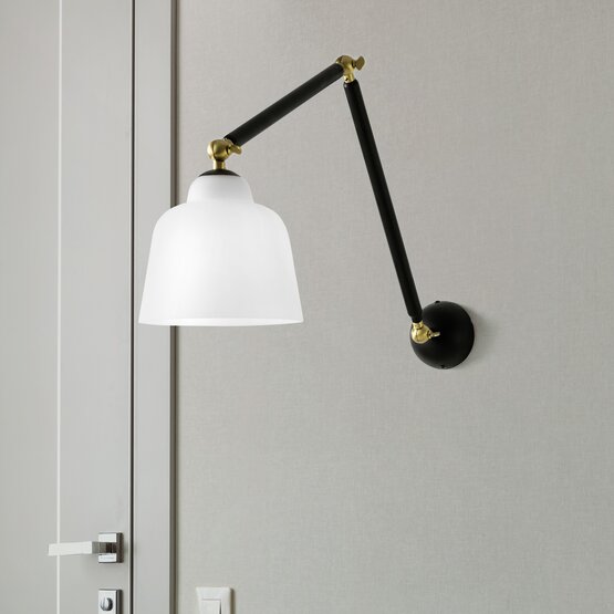 Neoretro-Applikation - Wandleuchte aus milchweißem mundgeblasenem Glas und schwarz pulverbeschichtetem Metall mit verstellbarem Arm. Mittel Mittlere Version. Wandleuchte mit schwarzem Soft-Touch-pulverbeschichtetem Metallrahmen. Milchweißer Diffusor aus mundgeblasenem Glas mit einem Durchmesser von 17,5. Messinggelenke können verwendet werden, um die Lampe je nach persönlicher Vorliebe anzuheben oder abzusenken.