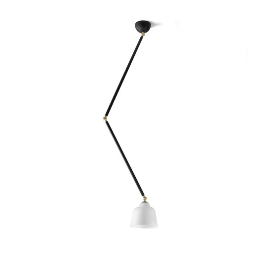 Plafonnier Neoretro - Plafonnier en verre soufflé blanc laiteux et métal thermolaqué noir avec bras réglable. Grand Grande version. Plafonnier avec cadre en métal enduit de poudre noire au toucher doux. Diffuseur en verre soufflé blanc laiteux mesurant 17,5 de diamètre. Des joints en laiton peuvent être utilisés pour élever ou abaisser la lampe selon vos préférences personnelles.