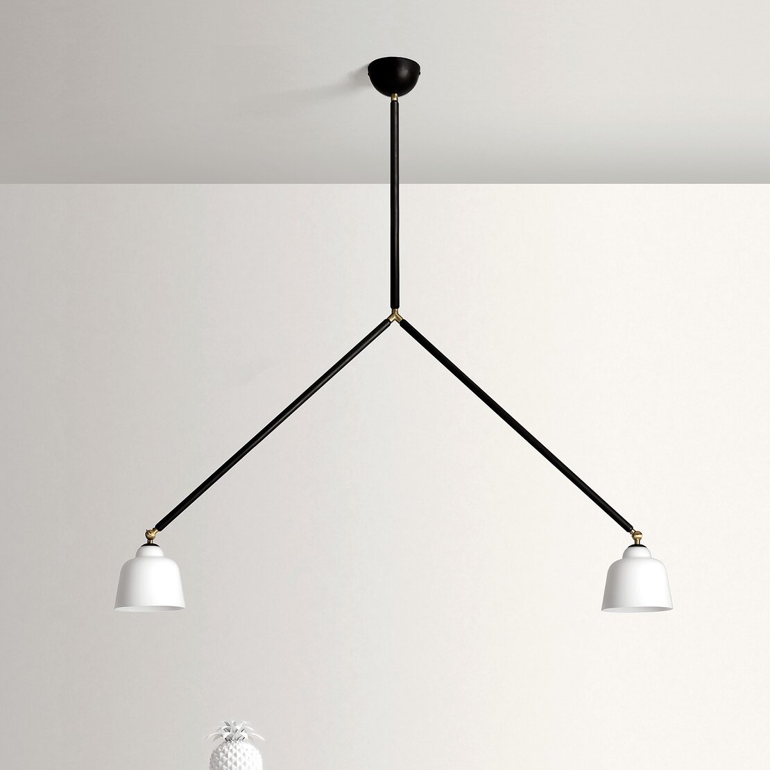 Suspension Neoretro - Lampe à suspension en verre soufflé blanc laiteux et métal thermolaqué noir avec points lumineux orientables et configurable en plafonnier - Sforzin illuminazione