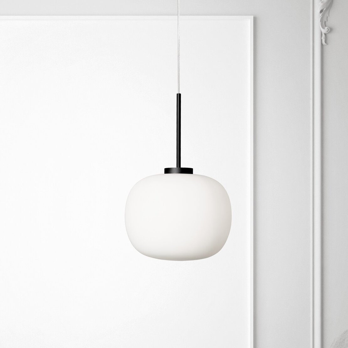 Sospensione Bombo - Sospensione in vetro soffiato bianco con dettaglio verniciato nero - Sforzin illuminazione