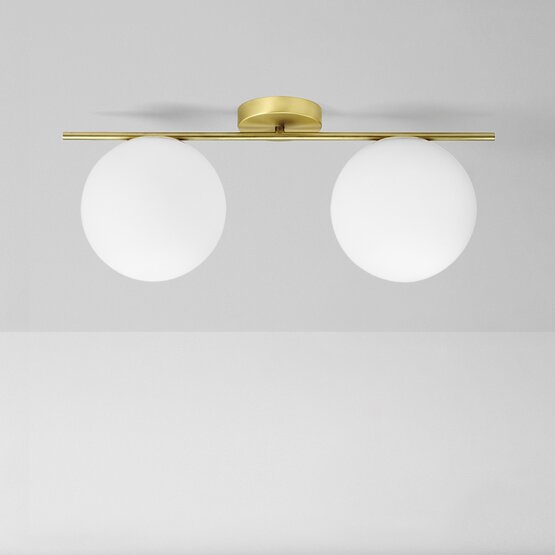 Plafoniera Jugen, Lampada da soffitto a 2 luci in vetro soffiato bianco latte con struttura in ottone spazzolato