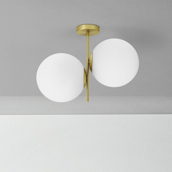 Jugen-Deckenleuchte - 2-Licht-Deckenleuchte aus mundgeblasenem Glas in Milchweiß mit Gestell aus gebürstetem Messing Decke mit zwei Lichtern aus mundgeblasenem Glas in Milchweiß mit einem Durchmesser von 25 cm. Gehäuse aus gebürstetem Messing.