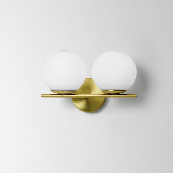 Jugen-Wandleuchte - 2-Licht-Wandlampe aus mundgeblasenem Glas in Milchweiß mit Struktur aus gebürstetem Messing Wandleuchte mit zwei Lichtern aus mundgeblasenem Glas in Milchweiß mit einem Durchmesser von 15 cm. Halterung aus gebürstetem Messing.